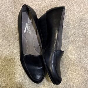 AEROSOLES Black Leather Wedge Flats